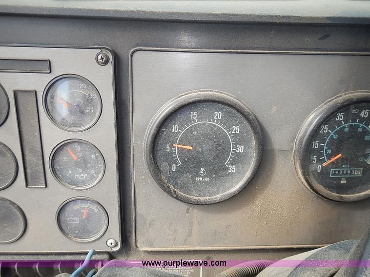 image for item J3228 1990 International 9300 semi truck