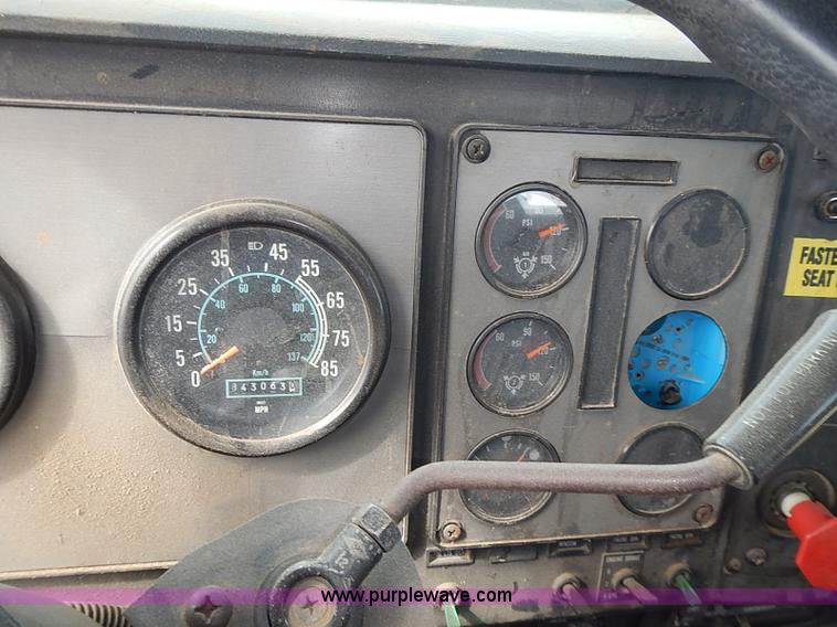 image for item J3228 1990 International 9300 semi truck