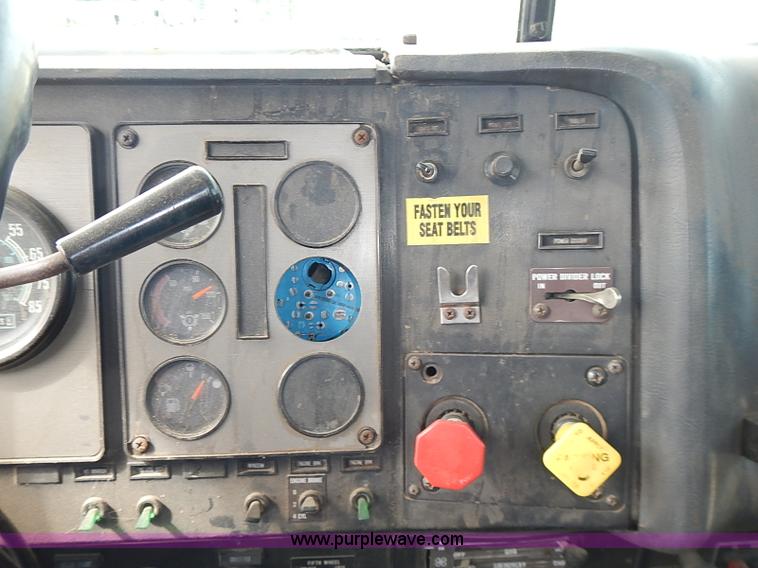 image for item J3228 1990 International 9300 semi truck