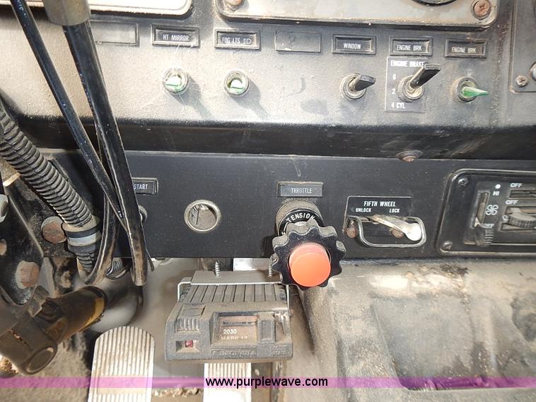 image for item J3228 1990 International 9300 semi truck