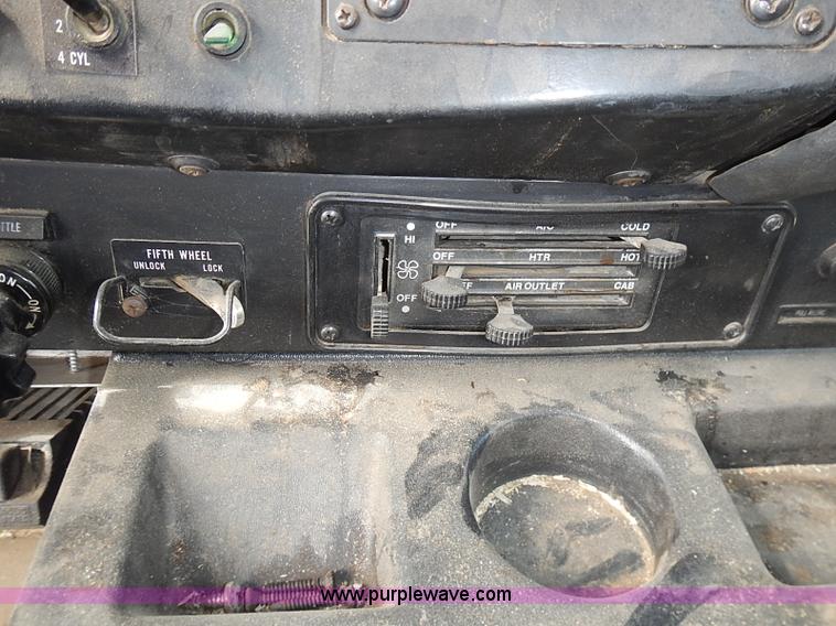 image for item J3228 1990 International 9300 semi truck