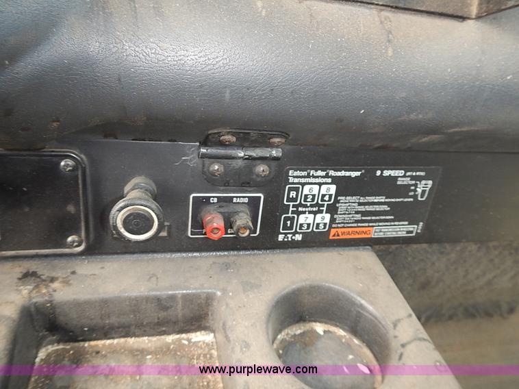 image for item J3228 1990 International 9300 semi truck