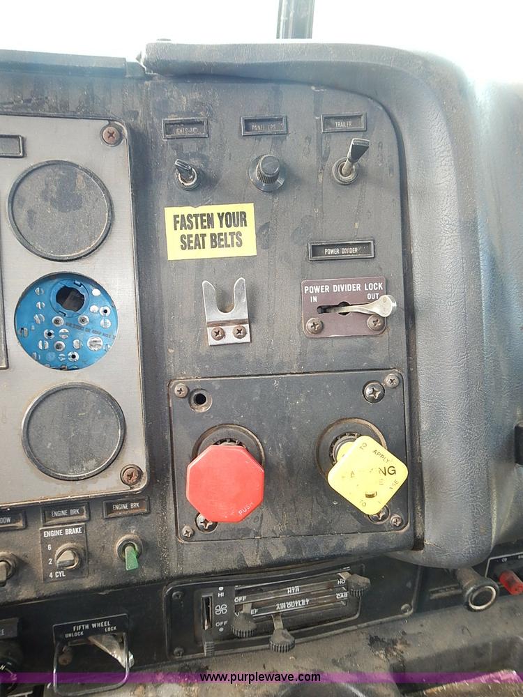 image for item J3228 1990 International 9300 semi truck