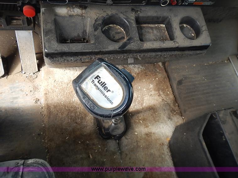 image for item J3228 1990 International 9300 semi truck