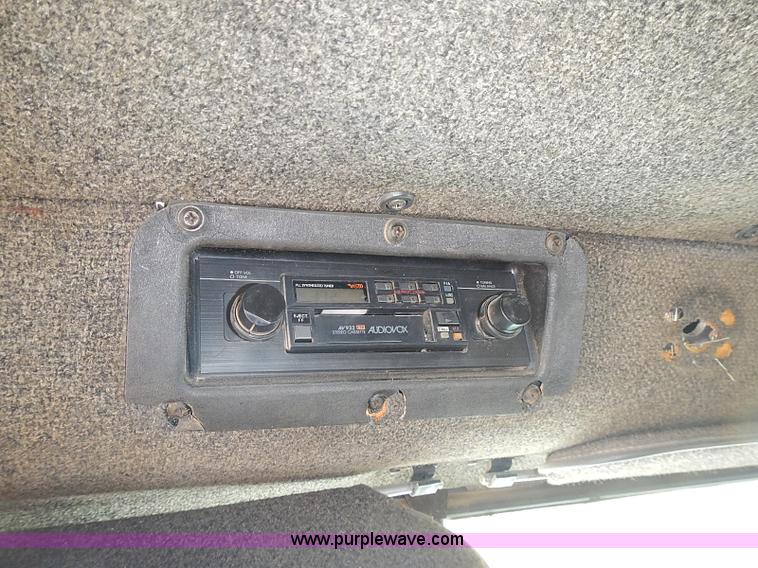 image for item J3228 1990 International 9300 semi truck