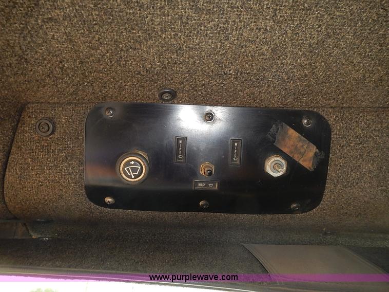 image for item J3228 1990 International 9300 semi truck