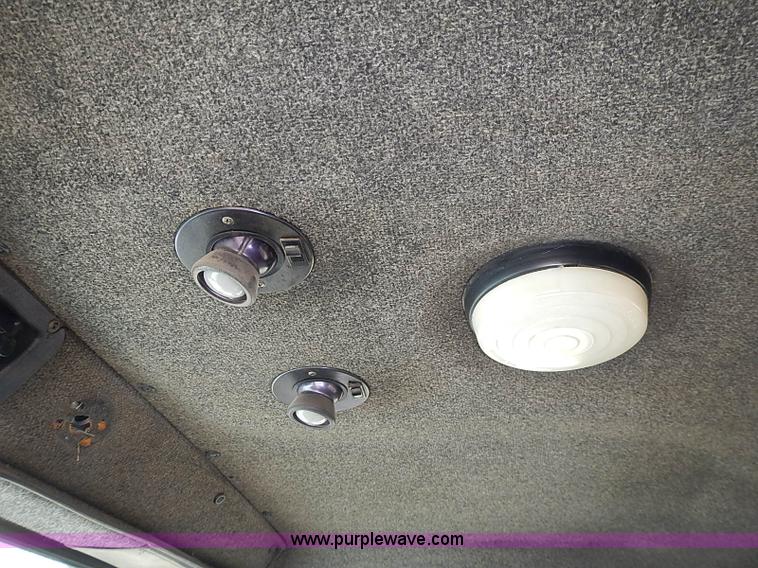 image for item J3228 1990 International 9300 semi truck