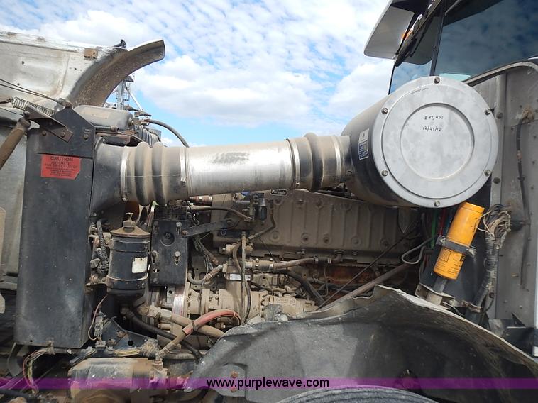 image for item J3228 1990 International 9300 semi truck