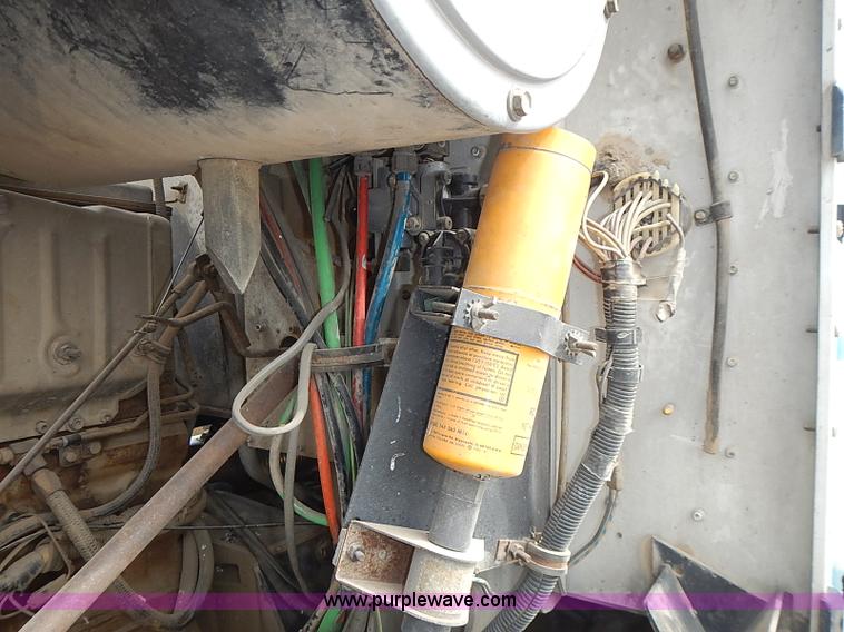 image for item J3228 1990 International 9300 semi truck