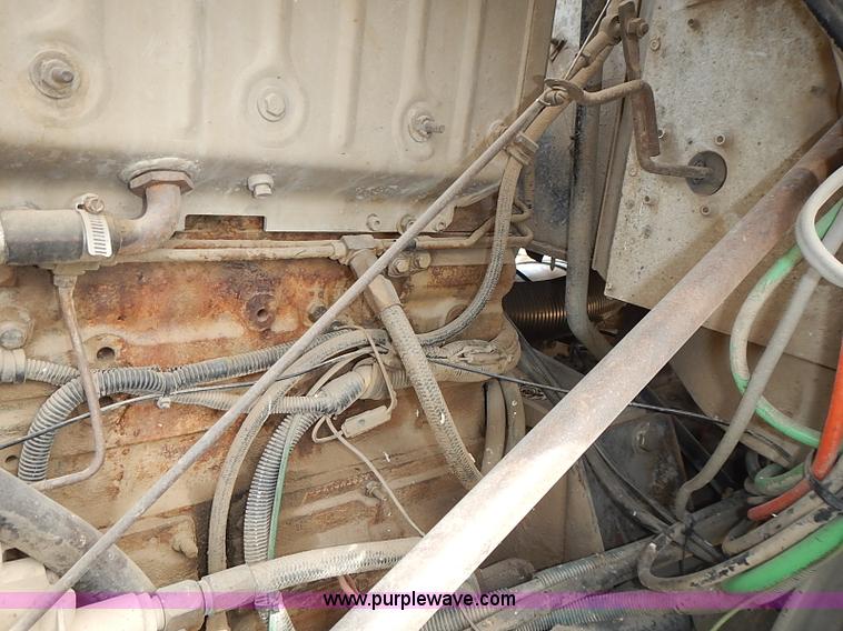 image for item J3228 1990 International 9300 semi truck