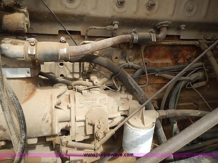 image for item J3228 1990 International 9300 semi truck