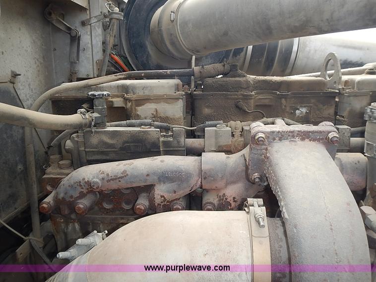 image for item J3228 1990 International 9300 semi truck