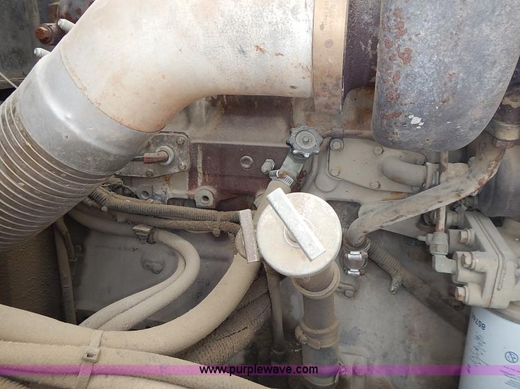 image for item J3228 1990 International 9300 semi truck