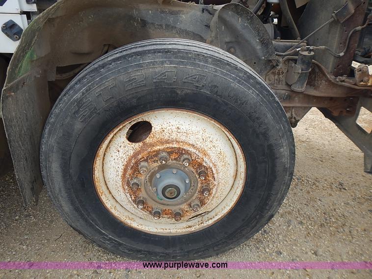 image for item J3228 1990 International 9300 semi truck