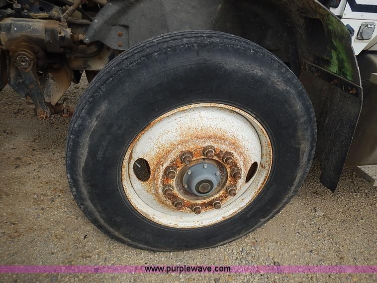 image for item J3228 1990 International 9300 semi truck