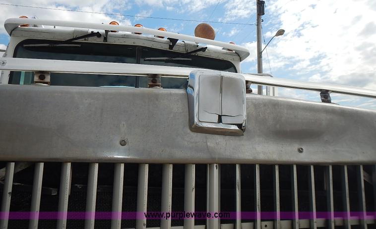 image for item J3228 1990 International 9300 semi truck
