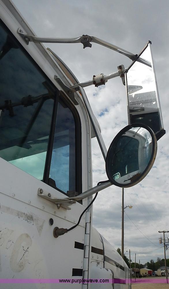 image for item J3228 1990 International 9300 semi truck