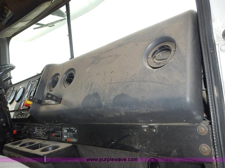 image for item J3228 1990 International 9300 semi truck