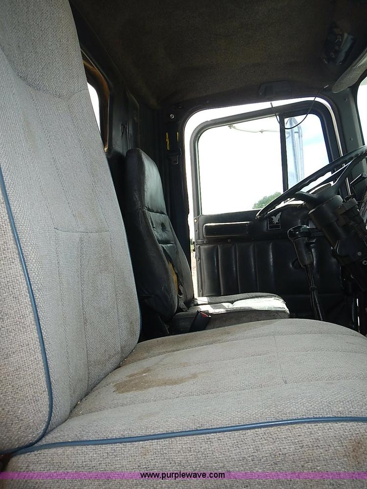 image for item J3228 1990 International 9300 semi truck