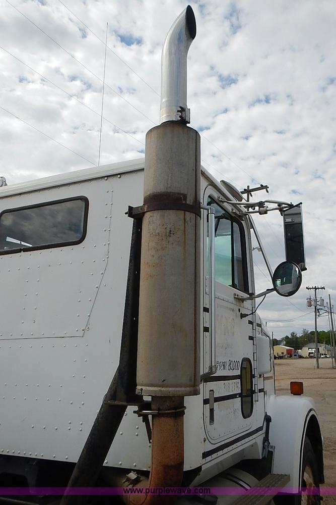 image for item J3228 1990 International 9300 semi truck