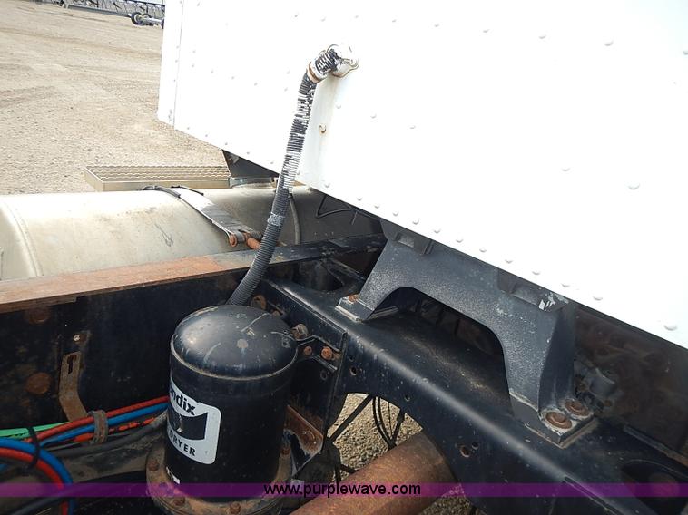 image for item J3228 1990 International 9300 semi truck