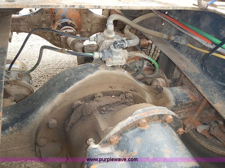 image for item J3228 1990 International 9300 semi truck