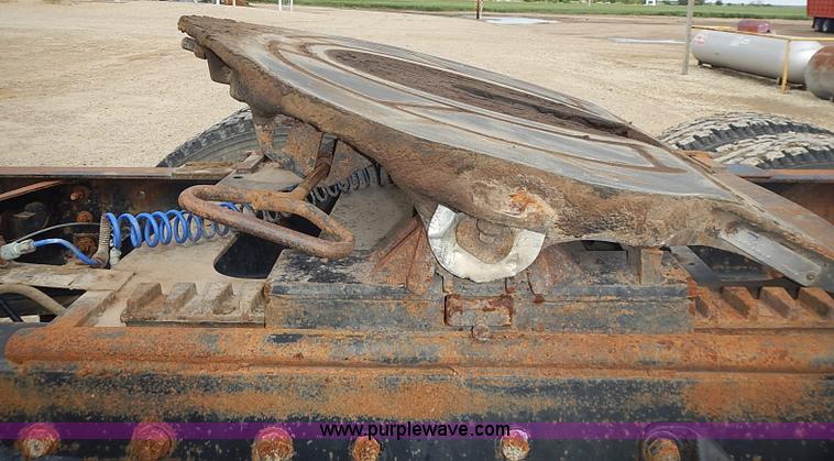 image for item J3228 1990 International 9300 semi truck