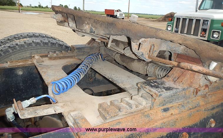 image for item J3228 1990 International 9300 semi truck