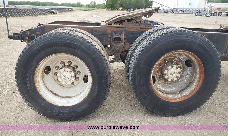 image for item J3228 1990 International 9300 semi truck