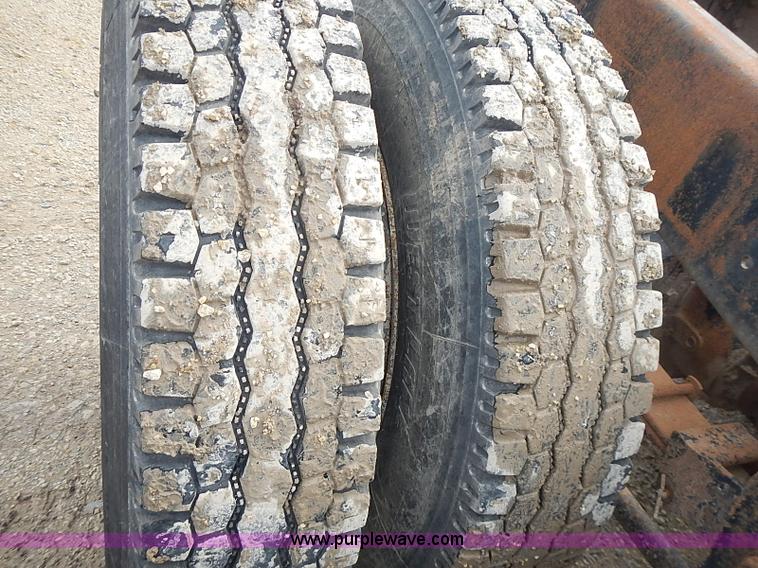 image for item J3228 1990 International 9300 semi truck