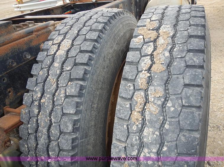 image for item J3228 1990 International 9300 semi truck