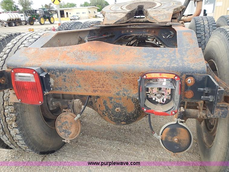 image for item J3228 1990 International 9300 semi truck