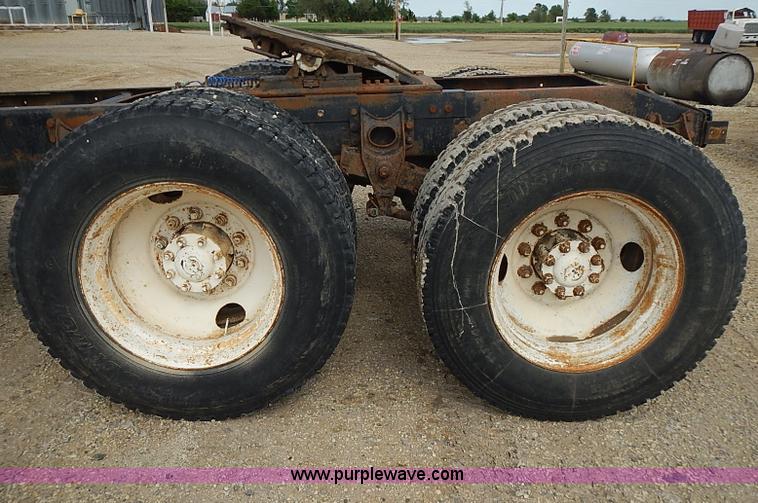 image for item J3228 1990 International 9300 semi truck