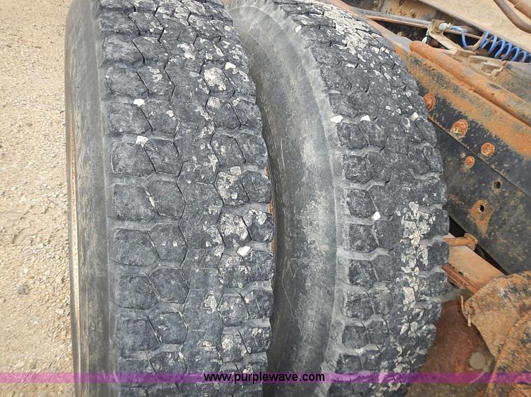 image for item J3228 1990 International 9300 semi truck