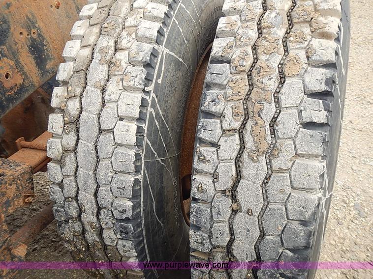 image for item J3228 1990 International 9300 semi truck