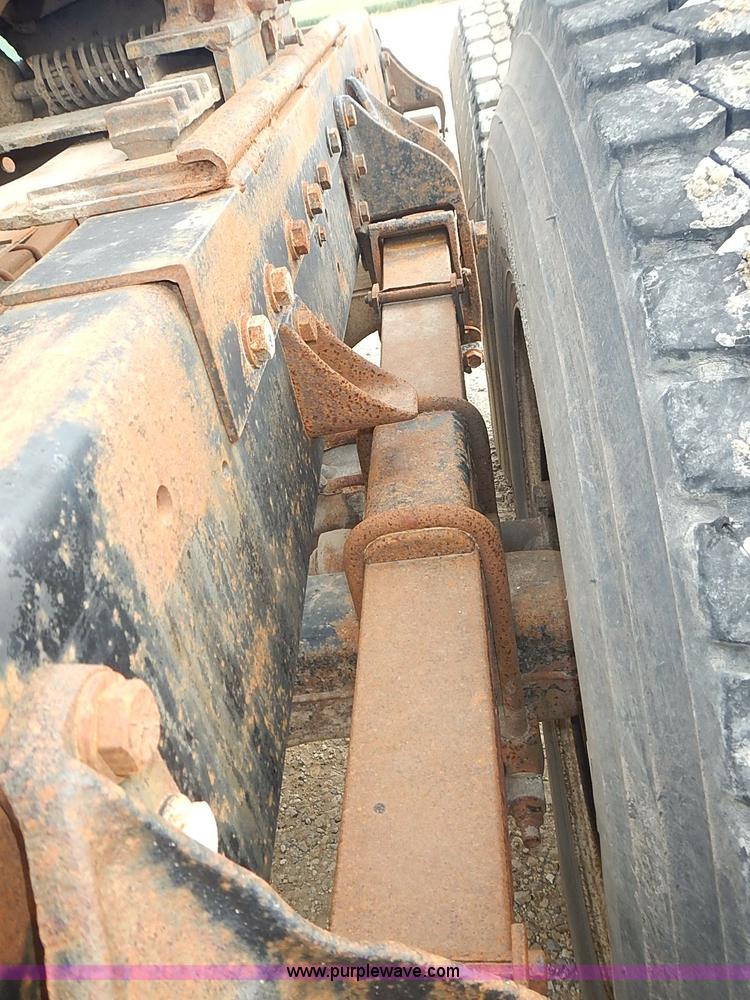 image for item J3228 1990 International 9300 semi truck