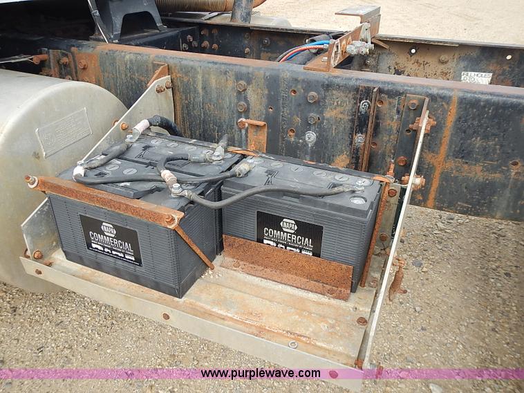 image for item J3228 1990 International 9300 semi truck