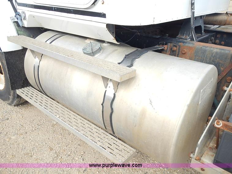 image for item J3228 1990 International 9300 semi truck