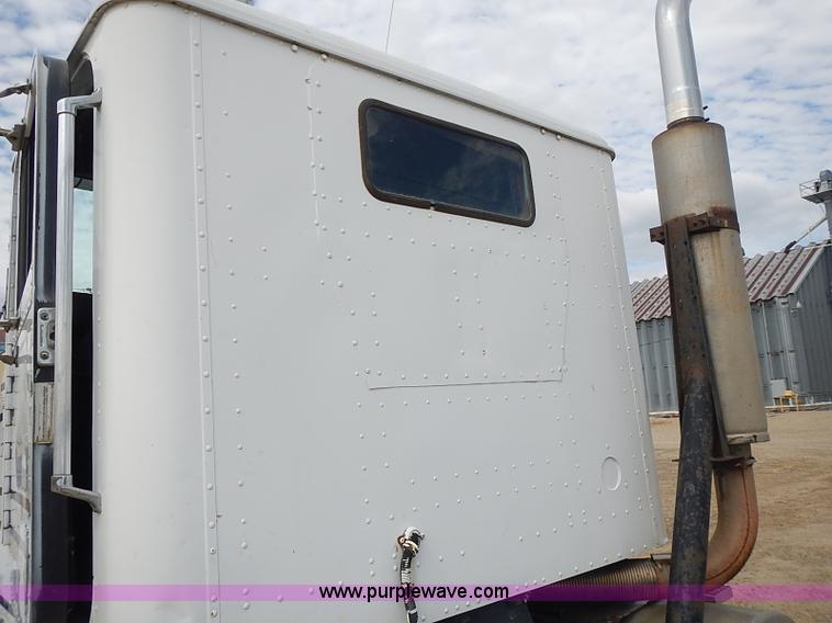 image for item J3228 1990 International 9300 semi truck