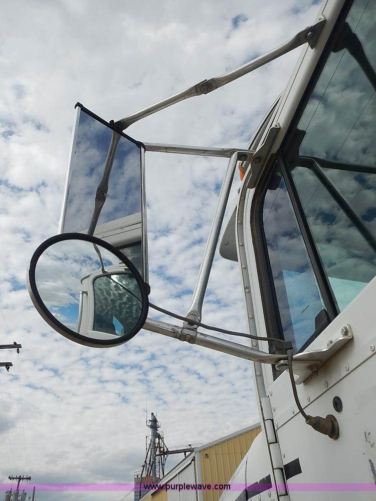 image for item J3228 1990 International 9300 semi truck