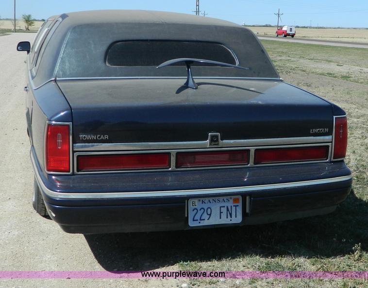 image for item AL9991 1997 Lincoln Town Car Executive limousine