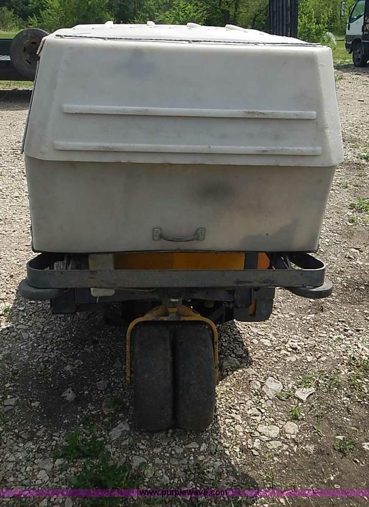 image for item AZ9995 2007 Walker MDDGHS ZTR lawn mower