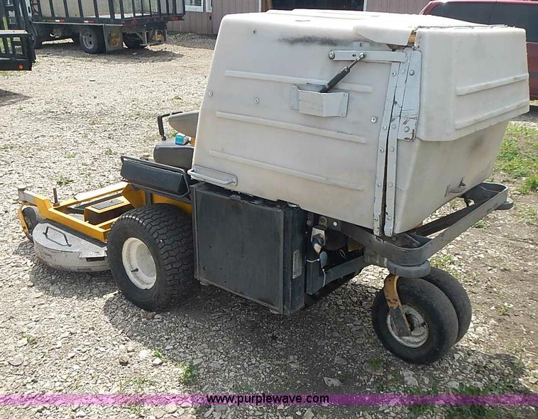 image for item AZ9995 2007 Walker MDDGHS ZTR lawn mower