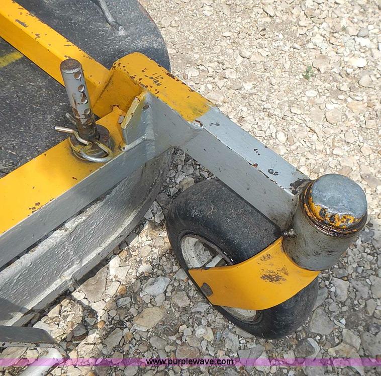 image for item AZ9995 2007 Walker MDDGHS ZTR lawn mower