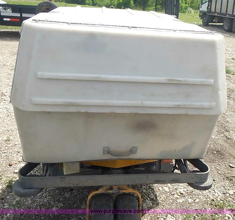 image for item AZ9995 2007 Walker MDDGHS ZTR lawn mower