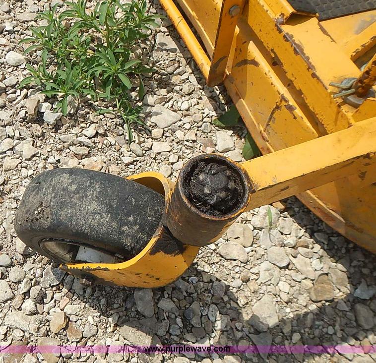 image for item AZ9997 2004 Walker MW ZTR walk-behind lawn mower