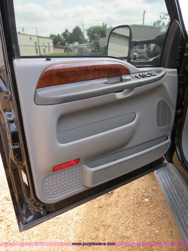 image for item B4914 2003 Ford F250 Super Duty XLT Crew Cab pickup truck