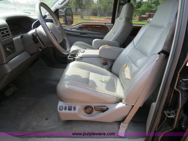 image for item B4914 2003 Ford F250 Super Duty XLT Crew Cab pickup truck