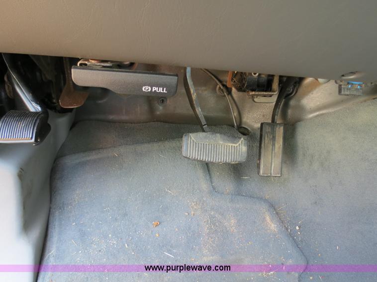 image for item B4914 2003 Ford F250 Super Duty XLT Crew Cab pickup truck