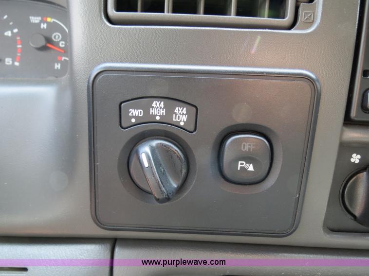 image for item B4914 2003 Ford F250 Super Duty XLT Crew Cab pickup truck